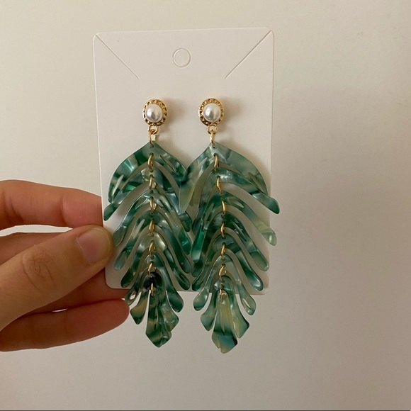 3/$30🖤 Green Acrylic Fern Leaf Pearl Earring Set - Picture 6 of 11